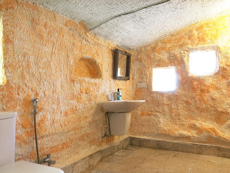 COB 5,a Earthen house with bathtub