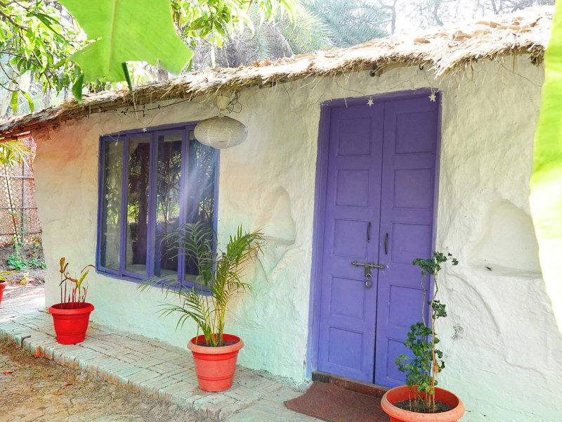 COB 5,a Earthen house with bathtub